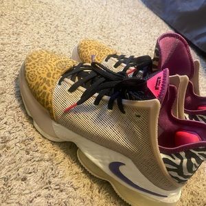 Nike LeBron 19 Low (Basketball/causal) Shoe